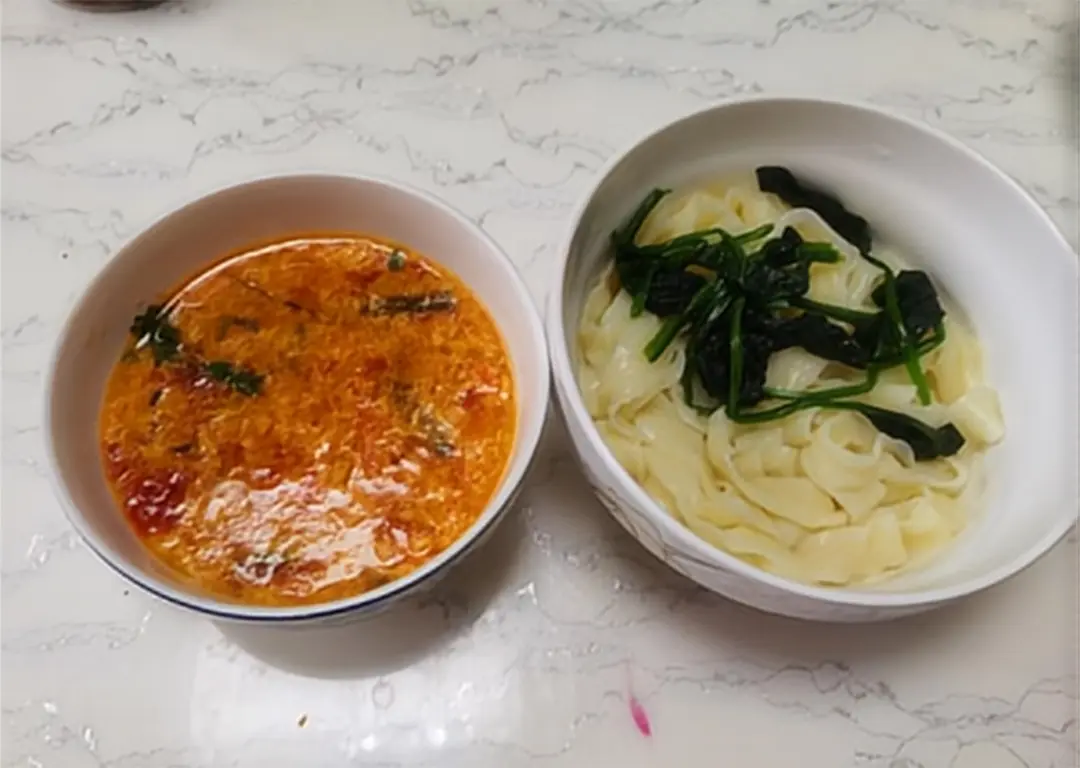 Various ways to eat noodles: dip in water
